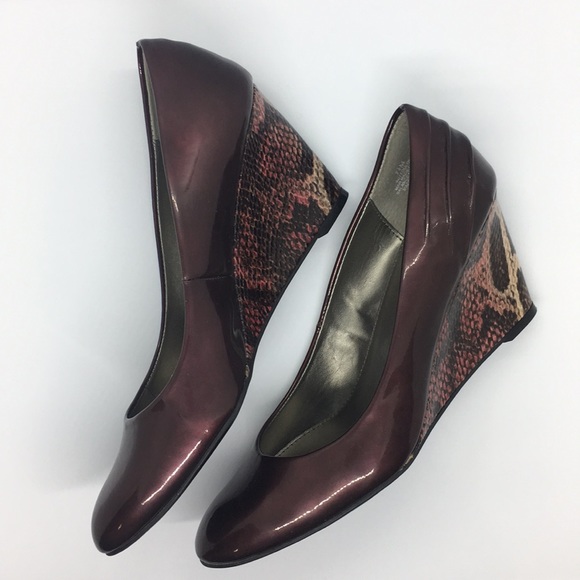 NWOT! Bandolino Burgundy Snakeskin Wedges - Picture 2 of 8